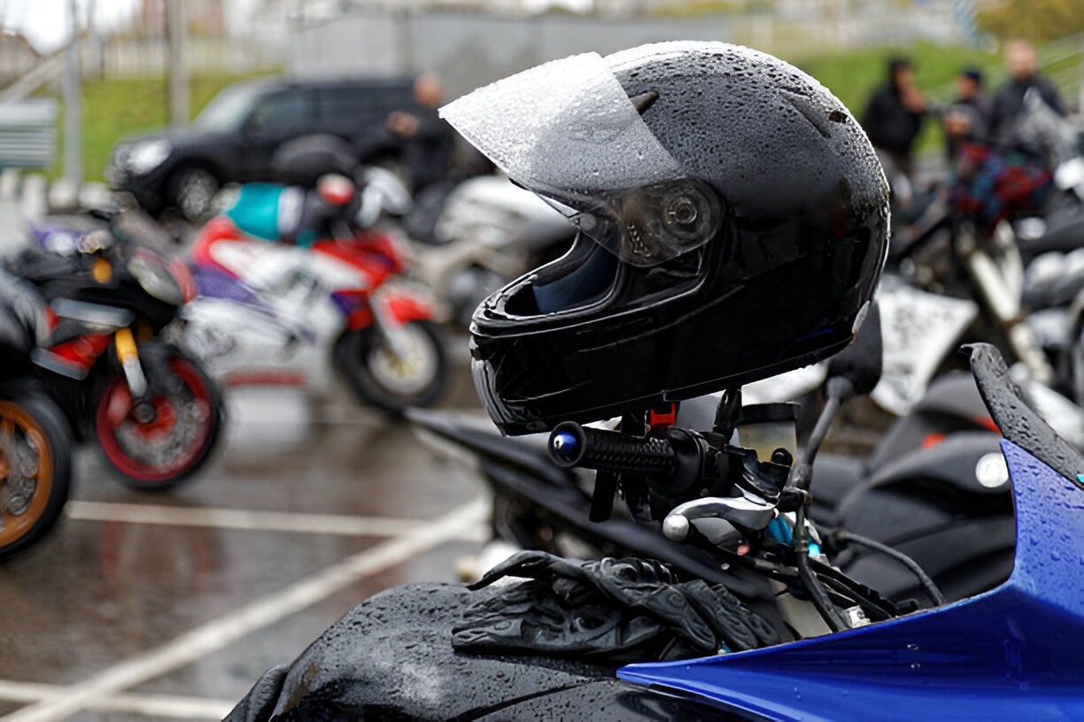 casque de moto sous la pluie