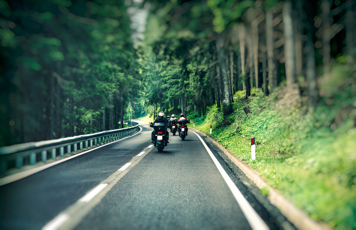 La sécurité en groupe lors des balades moto : conseils et bonnes pratiques, avec le BMW Moto Club France