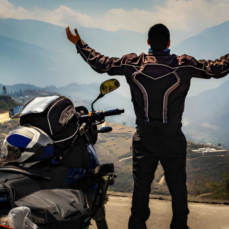 motard de dos levant les bras au ciel - protection dorsale dans le dos