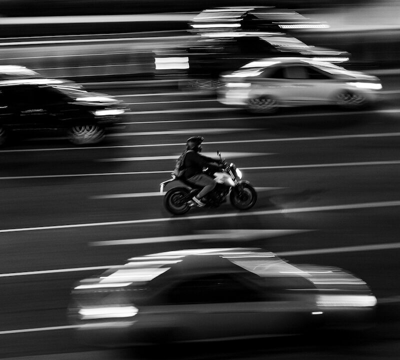 motard circulant de nuit avec faible visibilité face aux phares des voitures