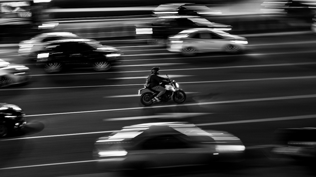 La visibilité des motards la nuit : équipements et accessoires réfléchissants
