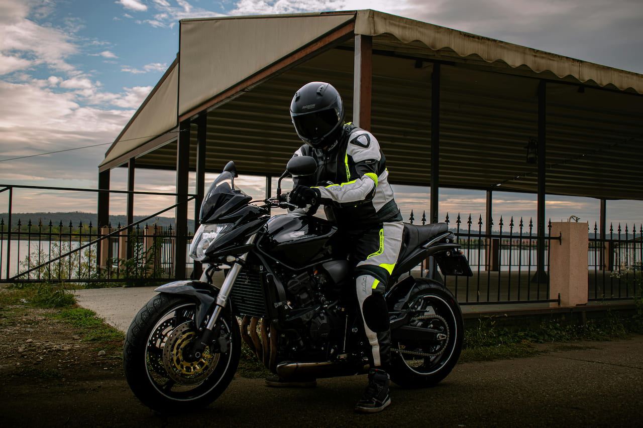 équipements réfléchissants pour motards gilet casque veste visibilité nuit