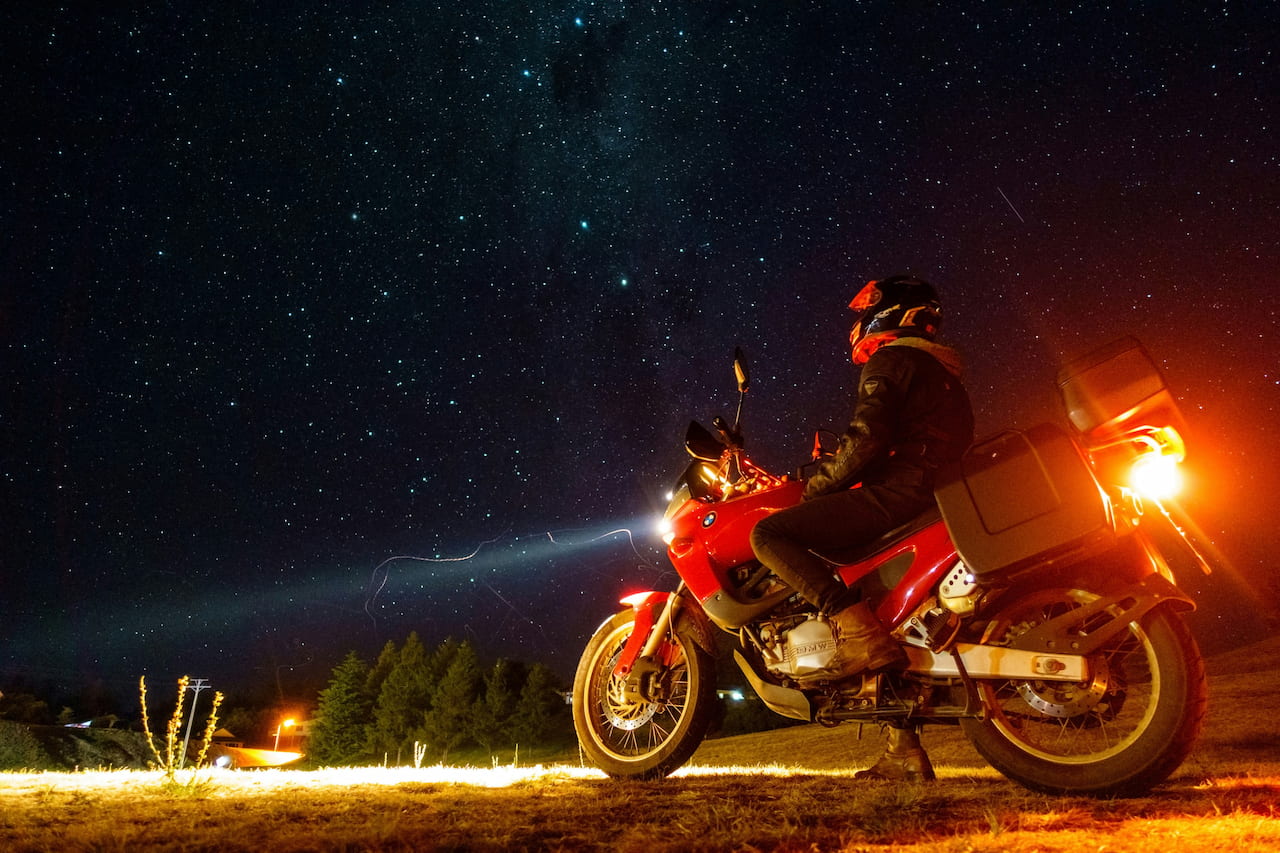 motard BMW avec équipement de protection pour être visible de nuit