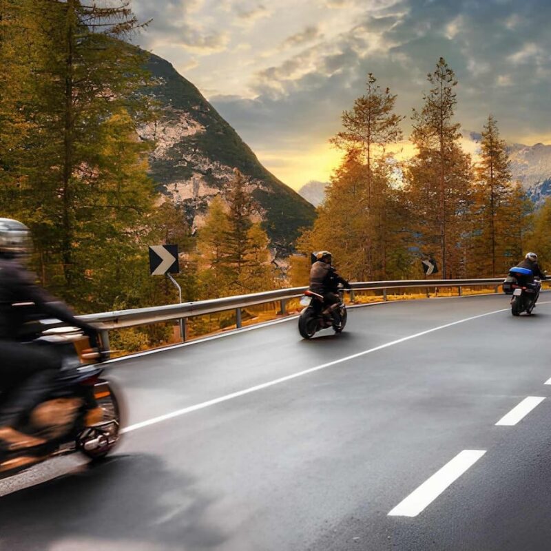 Motard équipé pour rouler en été comme en hiver sur route panoramique