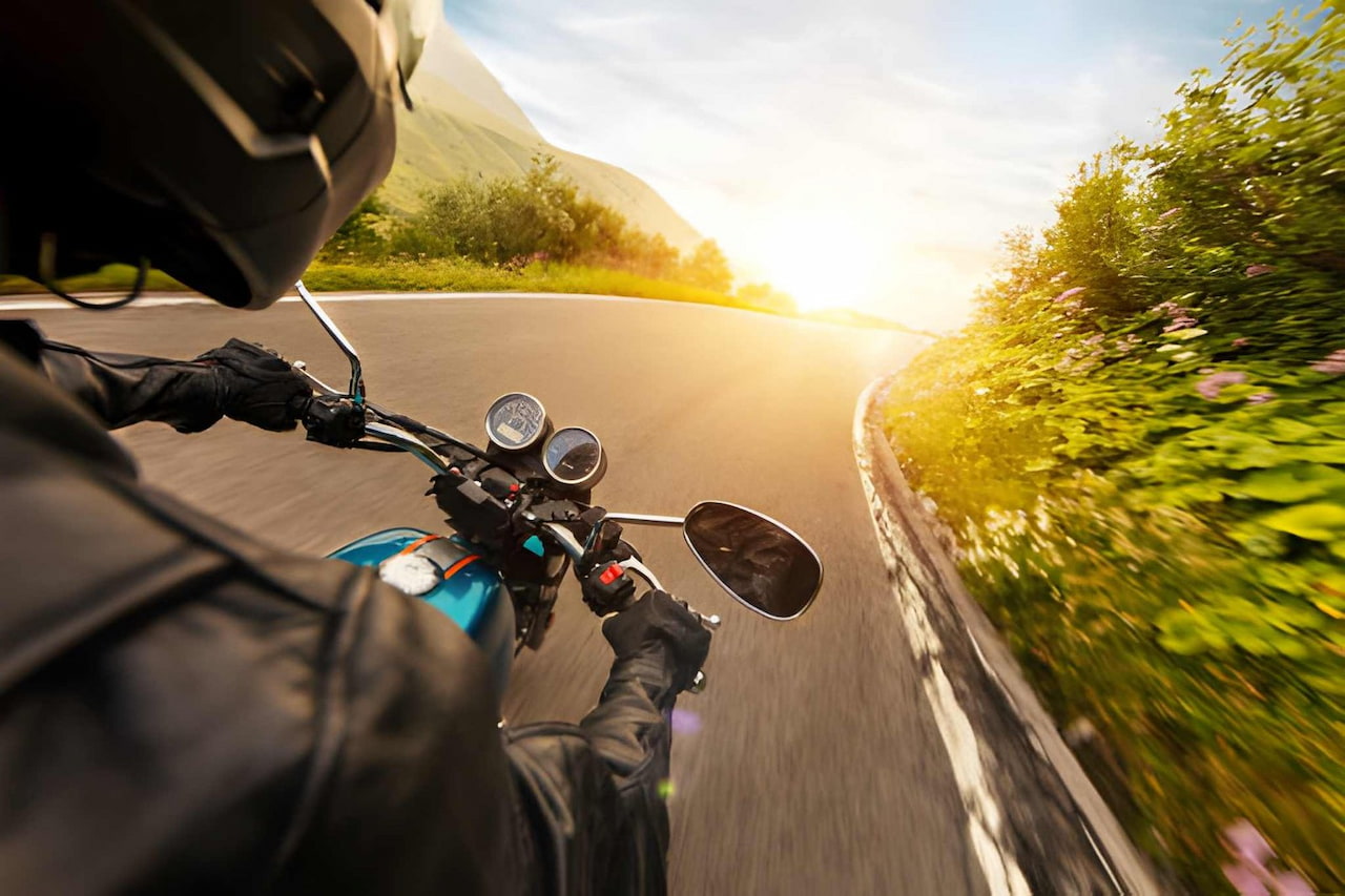 Motard portant une veste respirante lors d'une sortie estivale à moto