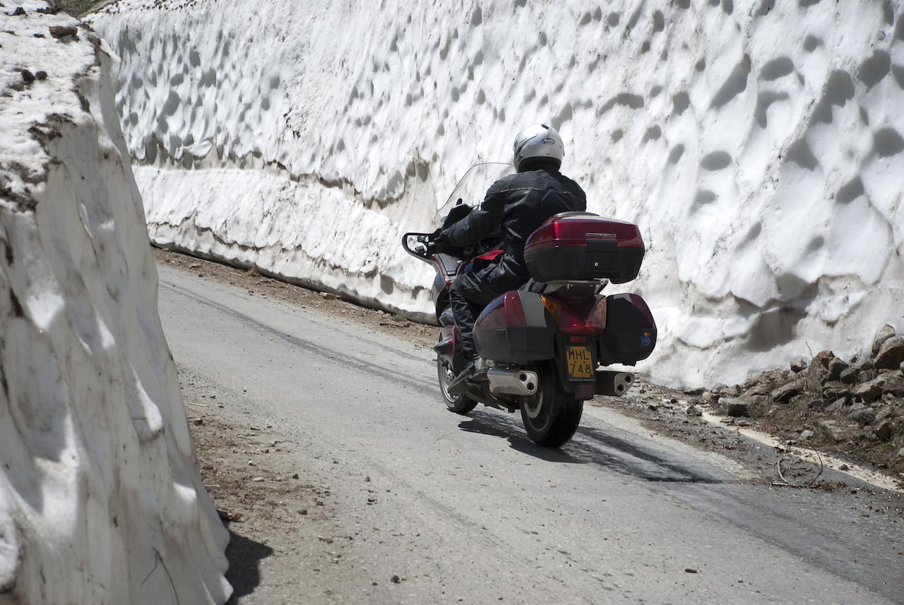 Motard équipé d'une tenue Gore-Tex pour rouler confortablement en hiver