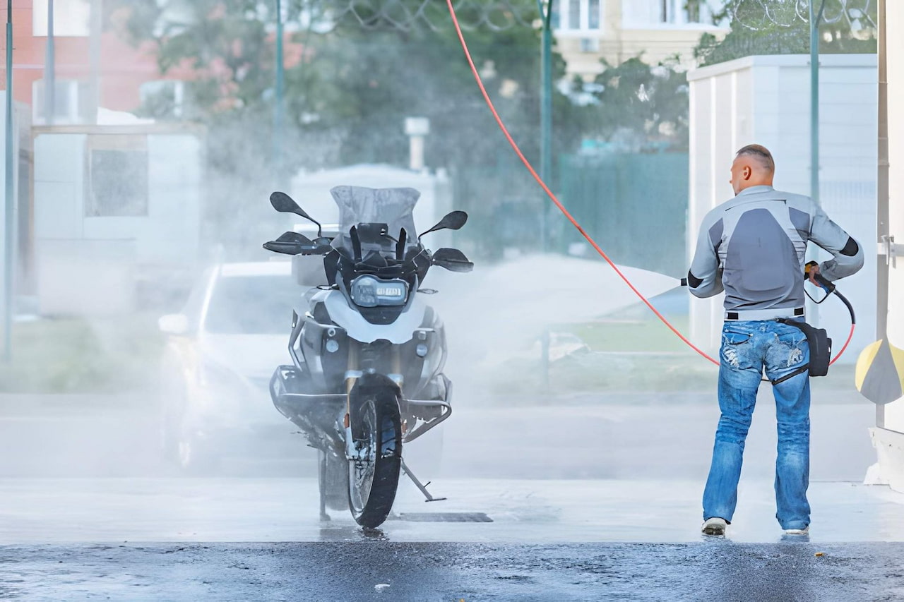 Nettoyage d'une moto au nettoyeur haute pression