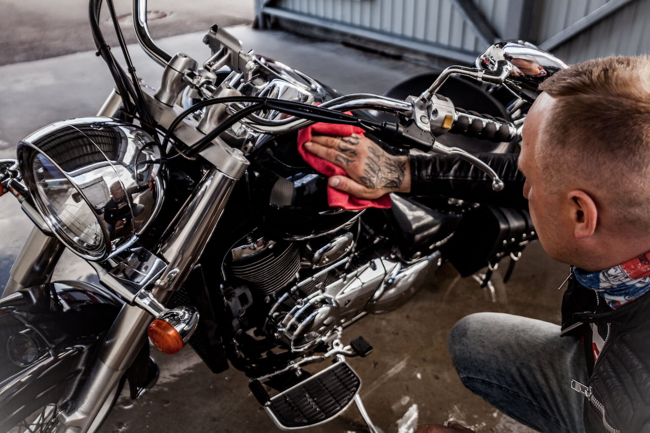 Nettoyer sa moto efficacement sans abîmer la peinture